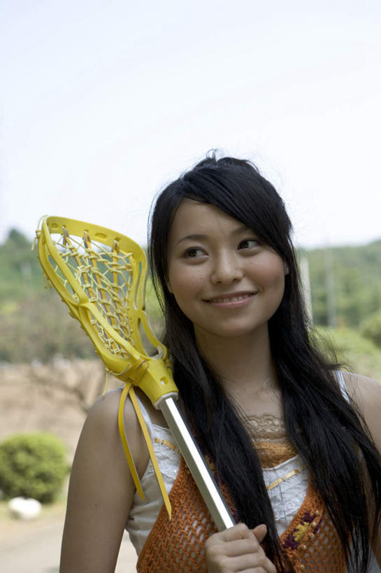 东方人,一个人,站,笑,微笑,竖图,室外,白天,正面,曲棍球,植物,亚洲,仅一个年轻女性,仅一个女性,仅一个人,握,阴影,服装,光线,影子,拿,拿着,注视,休闲装,黄种人,运动器械,树,树木,衣服,蓝色,绿色,蓝天,天空,阳光,自然,天,观察,看,站着,休闲,休闲服,健身器械,握着,服饰,生长,晴朗,成长,观看,察看,关注,健身器材,球棍,万里无云,钩形,年轻女性,女人,女性,亚洲人,晴空,晴空万里,站立,半身,彩图,运动器材