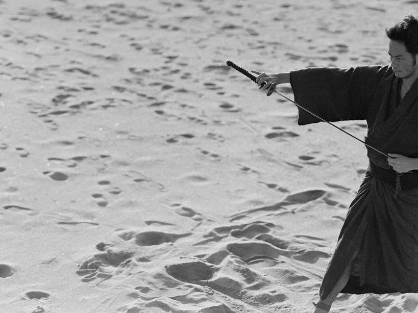 东方人,一个人,站,横图,俯视,黑白,室外,白天,民族服装,竞争,沙滩,亚洲,仅一个男性,仅一个人,仅一个中年男性,对抗,握,和服,冲突,沙子,武士刀,海岸,刀具,沙地,拿,拿着,黄种人,破坏,刀,站着,武器,战争,握着,服饰,军人,损坏,攻击,威胁,武士,对立,矛盾,兵器,防御,武士道,日本刀,吴服,唐草,唐花,唐锦,敌对,挫败,斗争,抗拒,抗衡,冷兵器,凶器,杀伤,威慑,东洋刀,东瀛刀,日本武士刀,日本武士,危险,男人,男性,中年男性,亚洲人,海滩,站立,半身,高角度拍摄,传统服装,民俗服