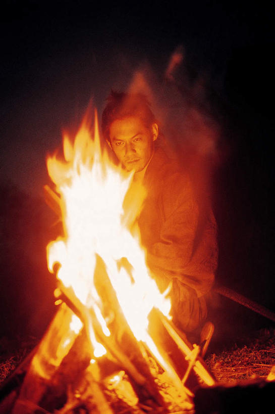 东方人,一个人,站,竖图,室外,夜晚,正面,民族服装,热情,竞争,火,亚洲,仅一个男性,仅一个人,仅一个中年男性,一堆,对抗,握,堆叠,堆积,和服,朦胧,模糊,冲突,火焰,木材,武士刀,刀具,燃烧,拿,拿着,黄种人,破坏,木柴,刀,站着,武器,战争,握着,服饰,木料,堆,军人,损坏,攻击,威胁,武士,对立,矛盾,兵器,防御,武士道,日本刀,吴服,唐草,唐花,唐锦,敌对,挫败,斗争,抗拒,抗衡,冷兵器,凶器,杀伤,威慑,东洋刀,东瀛刀,日本武士刀,日本武士,危险,男人,男性,中年男性,亚洲人,站立,彩图,全身,传统服装,民俗服