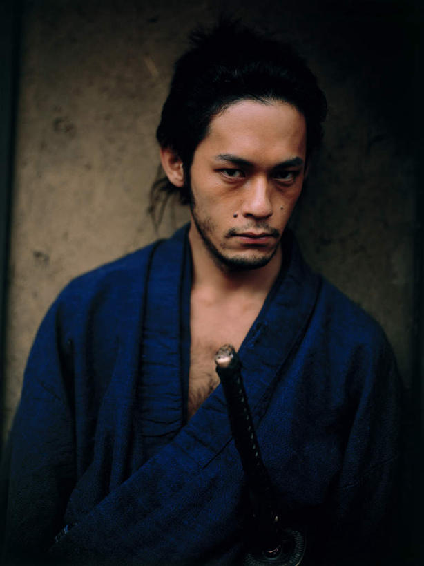 东方人,一个人,站,竖图,室外,白天,正面,民族服装,竞争,亚洲,仅一个男性,仅一个人,仅一个中年男性,对抗,和服,冲突,武士刀,刀具,注视,黄种人,破坏,刀,观察,看,站着,武器,战争,服饰,观看,军人,损坏,察看,攻击,威胁,武士,对立,关注,矛盾,兵器,防御,武士道,日本刀,吴服,唐草,唐花,唐锦,敌对,挫败,斗争,抗拒,抗衡,冷兵器,凶器,杀伤,威慑,东洋刀,东瀛刀,日本武士刀,日本武士,危险,男人,男性,中年男性,亚洲人,站立,半身,彩图,传统服装,民俗服