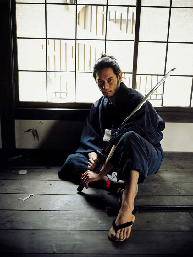 东方人,一个人,坐,竖图,室内,白天,正面,民族服装,竞争,农作物,窗户,地板,亚洲,仅一个男性,仅一个人,仅一个中年男性,对抗,握,和服,冲突,武士刀,谷物,刀具,地面,拿,拿着,注视,黄种人,破坏,木地板,玻璃窗,刀,观察,看,武器,战争,握着,服饰,观看,军人,损坏,察看,攻击,威胁,武士,对立,关注,矛盾,兵器,防御,高粱,武士道,日本刀,吴服,唐草,唐花,唐锦,敌对,挫败,斗争,抗拒,抗衡,冷兵器,凶器,杀伤,威慑,东洋刀,东瀛刀,日本武士刀,木稷,蜀黍,日本武士,危险,男人,男性,中年男性,亚洲人,坐着,彩图,全身,传统服装,民俗服