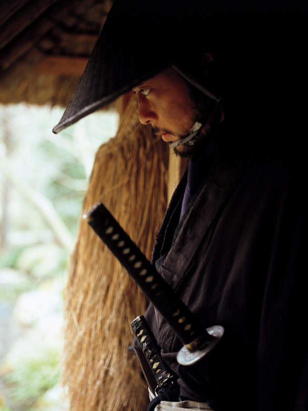 东方人,一个人,站,竖图,室外,白天,侧面,民族服装,竞争,帽子,亚洲,仅一个男性,仅一个人,仅一个中年男性,对抗,和服,冲突,草帽,武士刀,刀具,注视,黄种人,破坏,刀,观察,看,站着,武器,战争,服饰,观看,军人,损坏,察看,攻击,威胁,武士,对立,关注,矛盾,兵器,防御,武士道,日本刀,吴服,唐草,唐花,唐锦,敌对,挫败,斗争,抗拒,抗衡,冷兵器,凶器,杀伤,威慑,东洋刀,东瀛刀,日本武士刀,日本武士,危险,男人,男性,中年男性,亚洲人,站立,半身,彩图,传统服装,民俗服