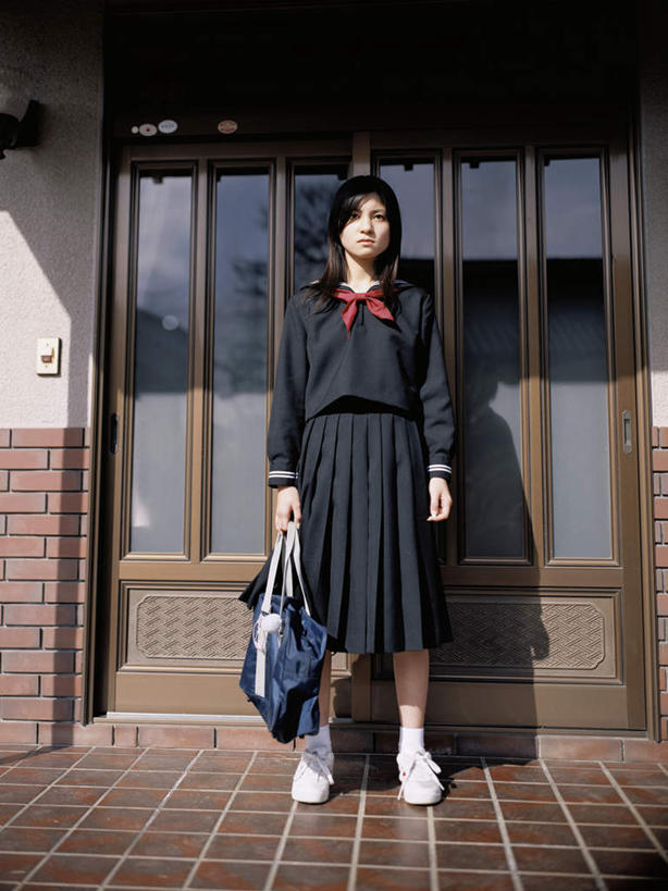 东方人,一个人,学生,家,站,竖图,室外,白天,正面,制服,窗户,亚洲,仅一个年轻女性,仅一个女性,仅一个人,握,阴影,服装,光线,包,书包,影子,房屋,墙,屋子,拿,拿着,注视,黄种人,领巾,楼房,玻璃窗,墙壁,墙面,住宅,阳光,背包,观察,看,站着,校服,握着,观看,单肩包,察看,关注,水手服,学生服,年轻女性,女人,女性,亚洲人,站立,彩图,全身,房子,领饰,女生校服,女子校服,日本校服,水兵服