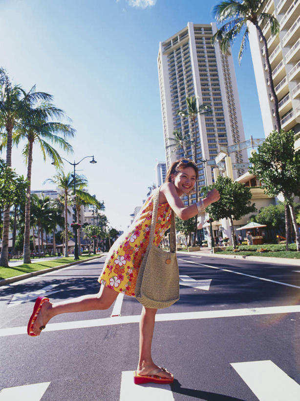 东方人,一个人,高楼大厦,走,笑,微笑,露齿笑,竖图,室外,白天,仰视,裙子,购物,消费,植物,大厦,道路,建筑,路,摩天大楼,人行横道,公路,棕榈树,袋子,叶子,亚洲,仅一个年轻女性,仅一个女性,仅一个人,握,阴影,连衣裙,光线,包装袋,手提袋,影子,人行道,分界线,绿叶,购物袋,停车线,交通,拿,拿着,注视,黄种人,树,树木,蓝色,绿色,蓝天,天空,阳光,自然,楼宇,天,观察,看,嫩叶,握着,金融,生长,晴朗,成长,观看,车行道,车行道分界线,察看,购买,关注,标线,人行横道线,贸易,棕榈叶,车行线,万里无云,年轻女性,女人,女性,亚洲人,叶,叶片,晴空,晴空万里,斑马线,马路,步行,散步,走路,彩图,低角度拍摄,全身,大楼,高层建筑,高楼,摩天楼