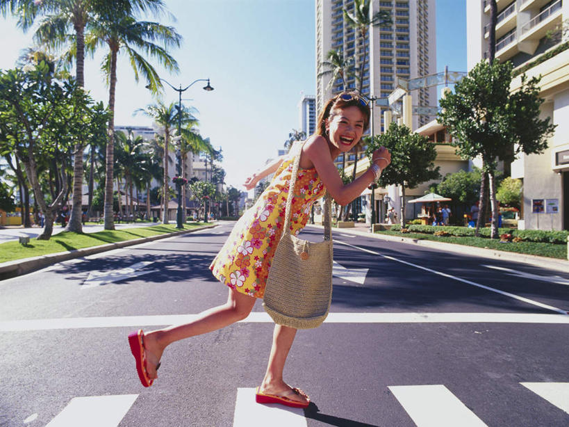 东方人,一个人,高楼大厦,走,笑,微笑,露齿笑,横图,室外,白天,侧面,裙子,购物,消费,植物,大厦,道路,建筑,路,摩天大楼,人行横道,公路,棕榈树,袋子,叶子,亚洲,仅一个年轻女性,仅一个女性,仅一个人,握,阴影,连衣裙,光线,包装袋,手提袋,影子,人行道,分界线,绿叶,购物袋,停车线,交通,拿,拿着,注视,黄种人,树,树木,蓝色,绿色,蓝天,天空,阳光,自然,楼宇,天,观察,看,嫩叶,握着,金融,生长,晴朗,成长,观看,车行道,车行道分界线,察看,购买,关注,标线,人行横道线,贸易,棕榈叶,车行线,万里无云,年轻女性,女人,女性,亚洲人,叶,叶片,晴空,晴空万里,斑马线,马路,步行,散步,走路,彩图,全身,大楼,高层建筑,高楼,摩天楼