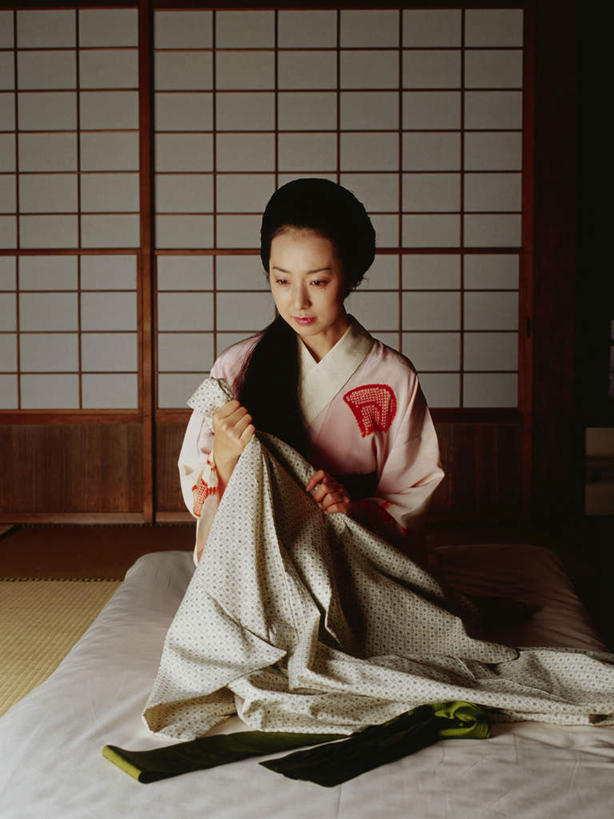 东方人,一个人,竖图,室内,白天,正面,民族服装,床,门,卧室,亚洲,仅一个女性,仅一个人,拉门,握,阴影,和服,反射,影子,床单,注视,黄种人,被子,移门,观察,看,仅一个中年女性,握着,服饰,单人床,观看,察看,被单,关注,吴服,唐草,唐花,唐锦,障子,纸门,害臊,含羞,怕羞,害羞,女人,女性,中年女性,亚洲人,彩图,全身,传统服装,民俗服,睡房,卧房