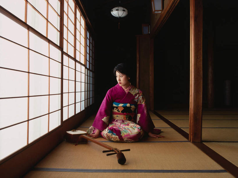 东方人,一个人,跪,横图,室内,白天,正面,民族服装,门,照明,亚洲,仅一个女性,仅一个人,一把,拉门,握,阴影,和服,反射,影子,灯光,乐器,弦乐器,塌塌米,榻榻米,注视,黄种人,三味线,移门,顶灯,灯,灯具,观察,看,仅一个中年女性,握着,服饰,观看,照亮,察看,正经,庄重,照明设备,关注,弹拨弦鸣乐器,端庄,严厉,吴服,唐草,唐花,唐锦,障子,纸门,三弦琴,肃静,叠席,女人,女性,中年女性,亚洲人,跪着,半身,彩图,传统服装,民俗服,矜重,弹拨弦乐器