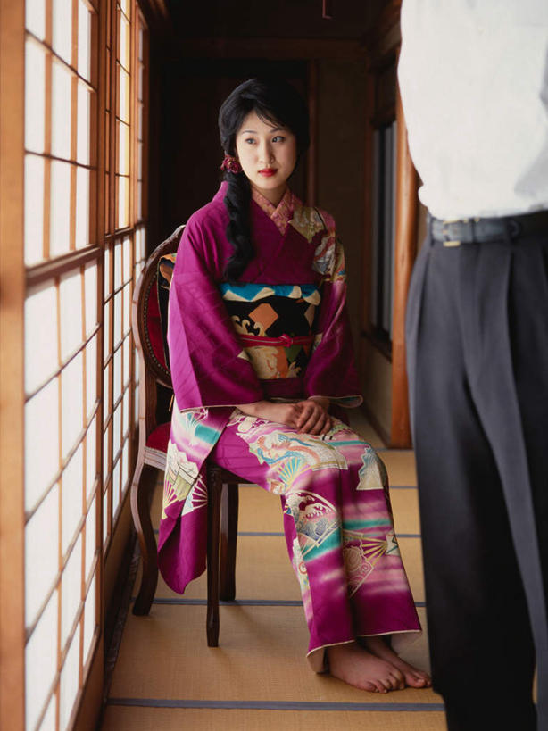 东方人,中年人,两个人,家庭,夫妻,站,坐,竖图,室内,白天,正面,民族服装,衬衫,爱情,门,椅子,亚洲,一把,拉门,阴影,和服,反射,影子,木椅,塌塌米,榻榻米,浪漫,注视,黄种人,移门,观察,看,站着,温暖,温馨,一家人,恩爱,搭,恋人,服饰,观看,和睦,察看,正经,庄重,搭着,关注,端庄,严厉,吴服,唐草,唐花,唐锦,障子,纸门,肃静,叠席,男人,男性,女人,女性,中年男性,中年女性,亚洲人,夫妇,情侣,站立,坐着,半身,彩图,衬衣,传统服装,民俗服,矜重,伴侣,融洽