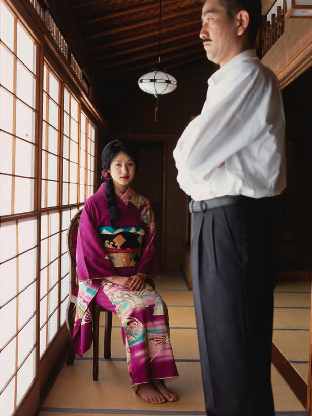 东方人,中年人,两个人,家庭,夫妻,站,坐,双手交叉,竖图,室内,白天,仰视,民族服装,衬衫,爱情,门,椅子,亚洲,一把,拉门,阴影,和服,反射,影子,木椅,塌塌米,榻榻米,浪漫,注视,黄种人,移门,观察,看,站着,温暖,温馨,一家人,恩爱,搭,恋人,服饰,观看,和睦,察看,双手抱胸,正经,庄重,搭着,关注,端庄,严厉,吴服,唐草,唐花,唐锦,障子,纸门,肃静,叠席,男人,男性,女人,女性,中年男性,中年女性,亚洲人,夫妇,情侣,站立,坐着,半身,彩图,低角度拍摄,衬衣,传统服装,民俗服,矜重,伴侣,融洽