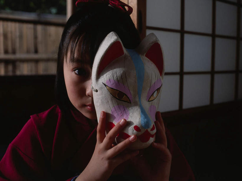 东方人,儿童,脸,头,脸颊,一个人,横图,室内,特写,白天,正面,民族服装,纯洁,门,亚洲,仅一个女性,仅一个人,拉门,握,阴影,和服,装饰,反射,面具,影子,注视,黄种人,移门,肩膀,小孩,观察,看,仅一个小孩,可爱,童年,童趣,握着,服饰,观看,华丽,修饰,点缀,察看,关注,伪装,童真,烂漫,无邪,吴服,唐草,唐花,唐锦,衬托,美观,雅致,雅观,障子,纸门,假装,天真,女孩,女人,女性,亚洲人,孩子,头部,脸部,脸蛋,面部,半身,彩图,传统服装,民俗服,女生