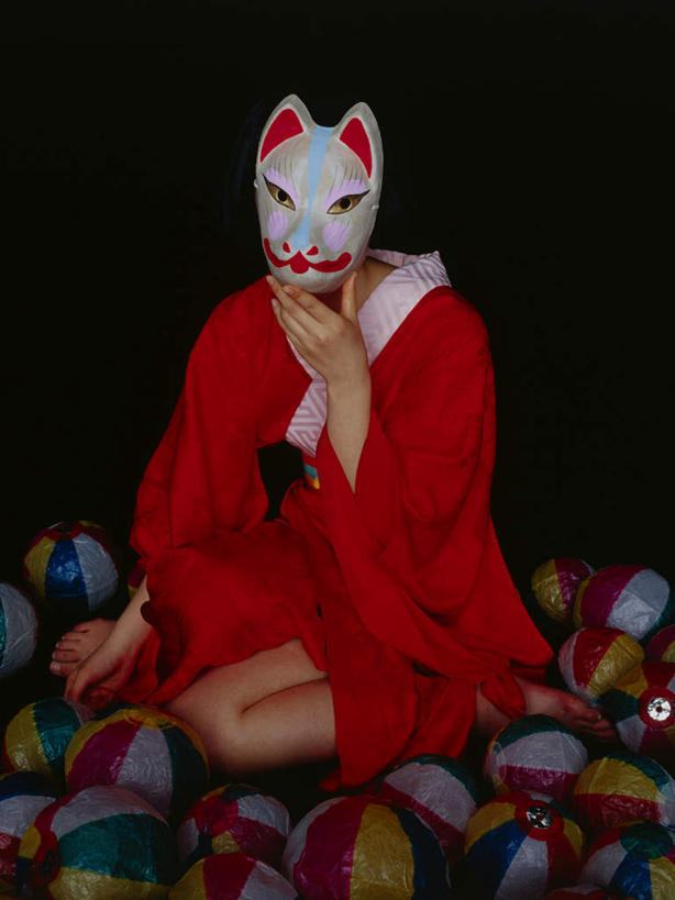 东方人,一个人,跪,竖图,室内,白天,正面,民族服装,游戏,玩具,亚洲,仅一个年轻女性,仅一个女性,仅一个人,一堆,许多,握,堆叠,堆积,黑色背景,和服,装饰,面具,塑料,玩,黄种人,娱乐,一个,红色,气球,塑料制品,休闲,充气玩具,橡胶,益智,握着,遮,遮掩,摄影,服饰,影棚,单个,活动,堆,华丽,修饰,点缀,掩盖,遮挡,发泄,消遣,智力,伪装,橡胶制品,遮盖,吴服,唐草,唐花,唐锦,宣泄,衬托,美观,雅致,雅观,掩饰,假装,年轻女性,女人,女性,亚洲人,跪着,玩耍,嬉戏,彩图,全身,影棚拍摄,传统服装,民俗服,拍摄