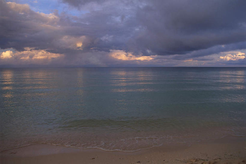 无人,横图,室外,白天,正面,旅游,度假,日出,海浪,海洋,美景,太阳,阴影,光线,影子,景观,浪花,水平线,乌云,云,阴天,云朵,辽阔,朝霞,晨曦,海平线,黎明,云彩,娱乐,天空,阳光,自然,海水,天,享受,休闲,广阔,景色,放松,一望无际,昏暗,阴沉,自然风光,海景,无边无际,一马平川,高积云,大海,风浪,海,海水的波动,近岸浪,涌浪,朝阳,彩图,破晓,水天相接,水天一线