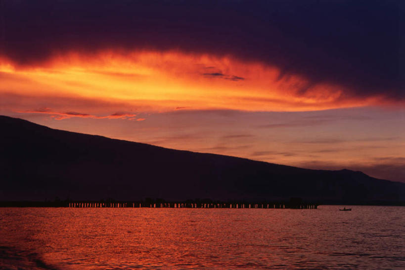 无人,横图,室外,白天,正面,海浪,海洋,美景,日落,山,山脉,阴影,光线,影子,景观,浪花,山峰,水平线,晚霞,霞光,云,云朵,落日,辽阔,海平线,火烧云,山峦,云彩,红色,阳光,自然,海水,黄昏,群山,广阔,景色,彩霞,一望无际,火红,自然风光,海景,赤色,无边无际,一马平川,夕照,大海,风浪,海,海水的波动,近岸浪,涌浪,夕阳,彩图,低云,水天相接,水天一线,斜阳