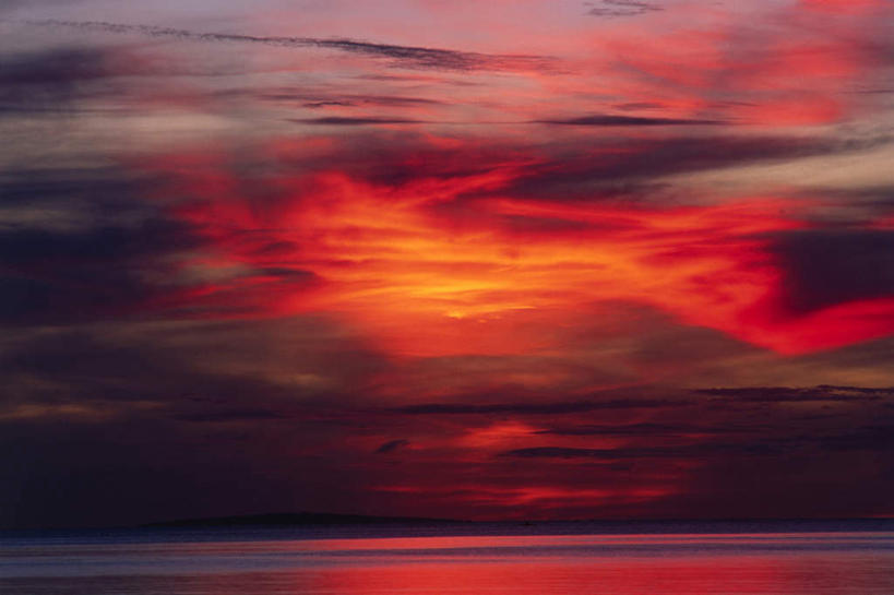 无人,横图,室外,白天,仰视,海浪,海洋,美景,日落,阴影,光线,影子,海岸,景观,浪花,水平线,晚霞,霞光,云,云朵,落日,辽阔,海平线,火烧云,云彩,红色,阳光,自然,海水,黄昏,广阔,景色,彩霞,一望无际,火红,自然风光,海景,赤色,无边无际,一马平川,夕照,大海,风浪,海,海水的波动,近岸浪,涌浪,夕阳,彩图,低角度拍摄,低云,水天相接,水天一线,斜阳