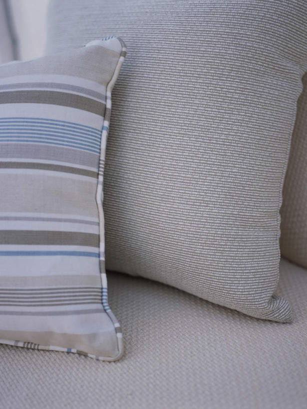 无人,客厅,竖图,室内,特写,白天,正面,靠垫,沙发,静物,阴影,反射,影子,靠枕,两个,垫子,枕头,起居室,布艺沙发,客堂,彩图