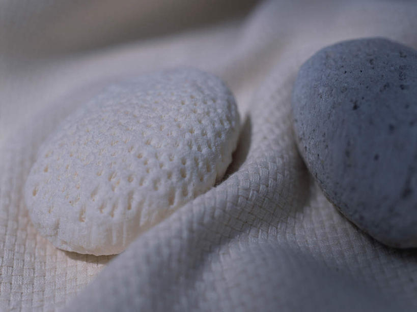 无人,横图,俯视,室内,特写,白天,静物,两块,阴影,反射,纺织物,影子,浴巾,白色,毛巾,清洁,保暖,浮石,磨脚石,透气,防水,储水,耐磨,吸水,搓脚石,彩图,高角度拍摄