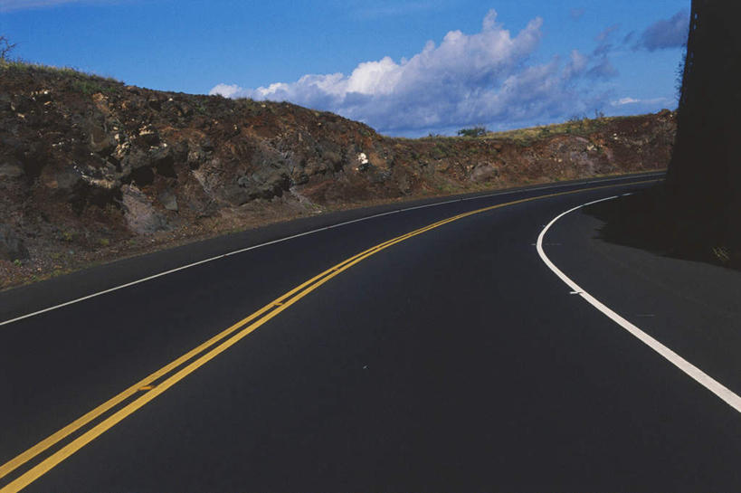 无人,横图,室外,白天,正面,旅游,度假,岛屿,美景,山,山脉,道路,路,公路,夏威夷,美国,阴影,弯曲,光线,影子,景观,山峰,云,云朵,分界线,停车线,交通,山峦,云彩,娱乐,蓝色,白云,蓝天,天空,阳光,自然,群山,天,享受,休闲,景色,放松,蜿蜒,晴朗,车行道,车行道分界线,北美,北美洲,自然风光,标线,美洲,车行线,夏威夷岛,夏威夷州,爱洛哈之州,北亚美利加洲,亚美利加洲,大岛,列岛,群岛,诸岛,晴空,马路,彩图