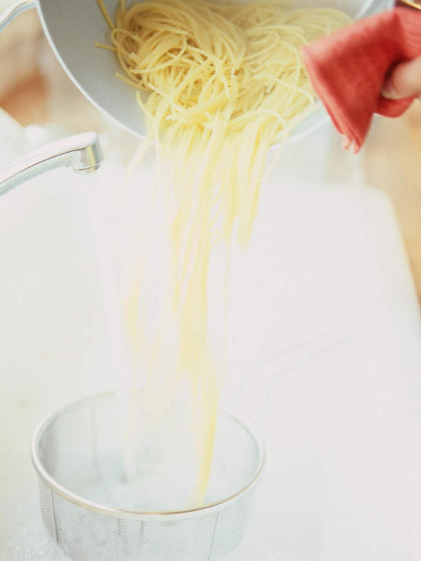 面食,面条,意大利面,西方人,一个人,竖图,俯视,室内,特写,白天,烹饪,西餐,安全,厨房,厨具,玻璃,金属制品,欧洲,欧洲人,仅一个年轻女性,仅一个女性,仅一个人,阴影,朦胧,模糊,反射,金属,锅子,影子,面,料理,食品,防护,隔热手套,微波炉手套,锅,玻璃制品,食物,容器,手套,碗,西式,锅具,储藏,保护,烹饪用具,厨房手套,隔热,年轻女性,女人,女性,白种人,烹调用具,烹调,半身,彩图,高角度拍摄,灶间,贮存