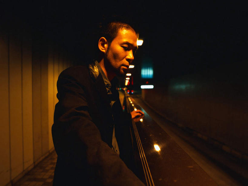 东方人,一个人,坐,横图,室内,白天,侧面,吧台,桌面,亚洲,仅一个男性,仅一个人,仅一个中年男性,阴影,光线,影子,墙,灯光,注视,黄种人,墙壁,墙面,观察,看,思考,观看,察看,关注,思虑,男人,男性,中年男性,亚洲人,坐着,半身,彩图