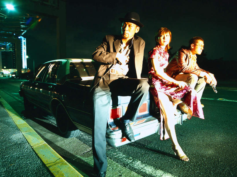 东方人,三个人,伙伴,朋友,坐,横图,室外,夜晚,正面,裙子,友谊,合作,团队,道路,路,公路,汽车,帽子,亚洲,一辆,停靠,连衣裙,服装,分界线,停车线,交通,注视,休闲装,黄种人,车,衣服,遮阳帽,交通工具,轿车,观察,看,休闲,休闲服,战略,服饰,观看,车行道,车行道分界线,犯罪,察看,罪犯,关注,载具,标线,车行线,联合,合谋,配合,协作,男人,男性,年轻男性,年轻女性,女人,女性,中年男性,亚洲人,马路,坐着,半身,彩图