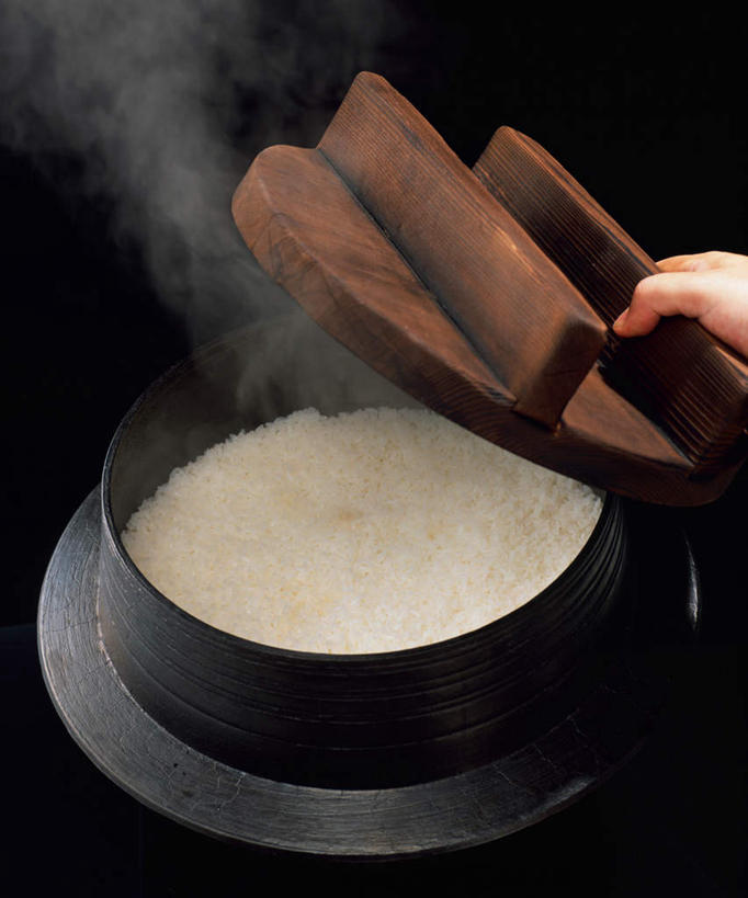 米饭,东方人,一个人,厨师,站,竖图,俯视,室内,特写,白天,烹饪,雾,厨具,金属制品,亚洲,仅一个男性,仅一个人,仅一个中年男性,一锅,握,沸腾,黑色背景,金属,木制,蒸汽,锅子,锅盖,炉灶,水蒸气,饭,拿,拿着,黄种人,锅,黑色,木制品,站着,握着,摄影,影棚,锅具,五谷,烹饪用具,蒸发,男人,男性,中年男性,亚洲人,厨师长,厨子,大厨,主厨,烹调用具,烹调,站立,半身,彩图,高角度拍摄,影棚拍摄,拍摄