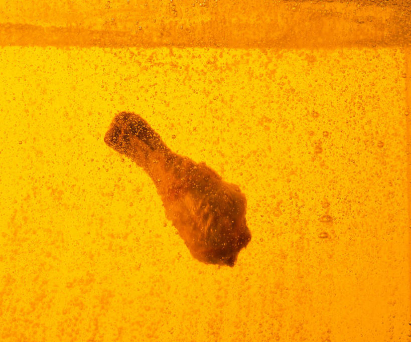 无人,横图,室内,特写,白天,正面,烹饪,橙色背景,鸡肉,肉,食用油,天妇罗,油,油炸,日本料理,料理,食品,鸡腿,菜肴,美食,肉类,油锅,食物,一个,日式料理,日式,摄影,佳肴,影棚,单个,鸡腿肉,肉食,天麸罗,彩图,影棚拍摄,拍摄