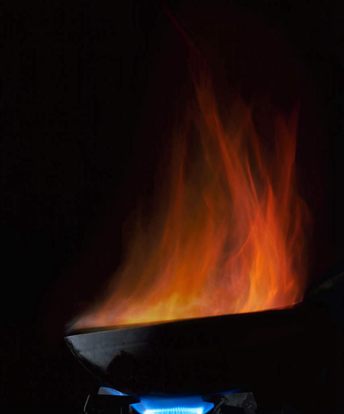 无人,竖图,室内,特写,白天,正面,烹饪,热情,静物,厨具,火,金属制品,黑色背景,金属,锅子,火焰,炉灶,燃烧,锅,油锅,一个,红色,蓝色,摄影,影棚,单个,锅具,烹饪用具,烹调用具,烹调,彩图,影棚拍摄,拍摄