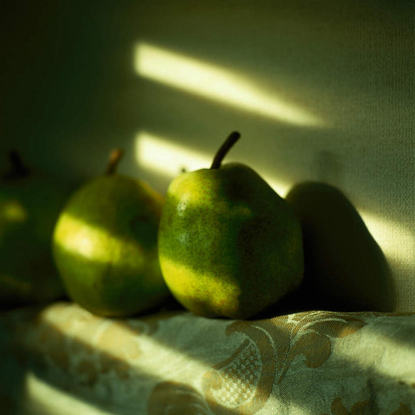 无人,方图,室内,特写,白天,正面,梨,水果,阴影,新鲜,光线,影子,墙,生食,食品,果实,墙壁,墙面,食物,三个,绿色,阳光,香梨,有机食品,绿色食品,生梨,彩图