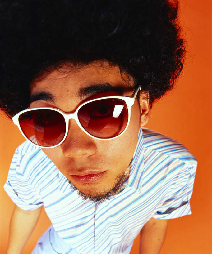 东方人,一个人,站,竖图,俯视,室内,白天,衬衫,亚洲,仅一个男性,仅一个人,橙色背景,条纹,墨镜,眼镜,注视,黄种人,仅一个年轻男性,蓝色,太阳镜,太阳眼镜,观察,看,站着,遮阳镜,摄影,影棚,观看,察看,关注,爆炸头,男人,男性,年轻男性,亚洲人,站立,半身,彩图,高角度拍摄,影棚拍摄,衬衣,拍摄,短发