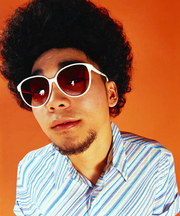 东方人,一个人,站,竖图,室内,白天,正面,衬衫,亚洲,仅一个男性,仅一个人,橙色背景,条纹,墨镜,眼镜,注视,黄种人,仅一个年轻男性,蓝色,太阳镜,太阳眼镜,观察,看,站着,遮阳镜,摄影,影棚,观看,察看,关注,爆炸头,男人,男性,年轻男性,亚洲人,站立,半身,彩图,影棚拍摄,衬衣,拍摄,短发
