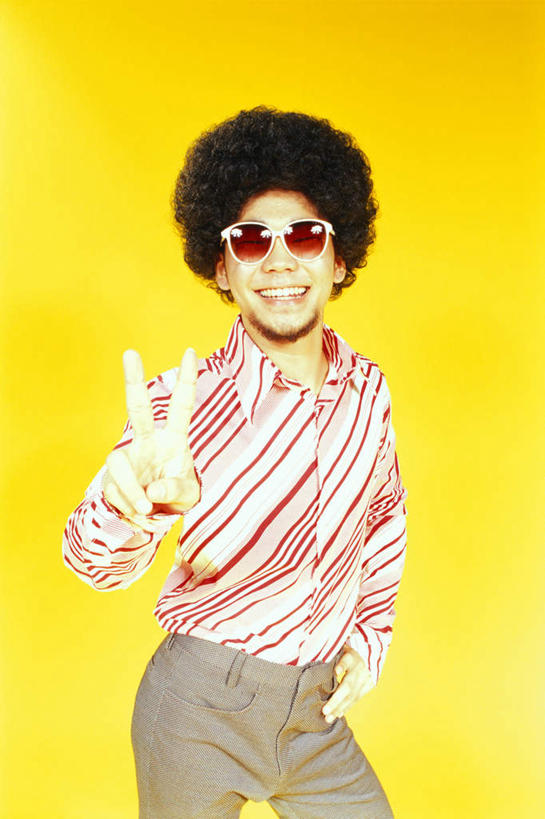 东方人,一个人,站,笑,微笑,露齿笑,竖图,室内,白天,正面,衬衫,亚洲,仅一个男性,仅一个人,橙色背景,条纹,墨镜,眼镜,注视,黄种人,鼓励,仅一个年轻男性,太阳镜,太阳眼镜,观察,加油,看,手势,站着,遮阳镜,打气,摄影,影棚,观看,察看,关注,鼓舞,爆炸头,男人,男性,年轻男性,亚洲人,站立,半身,彩图,影棚拍摄,衬衣,拍摄