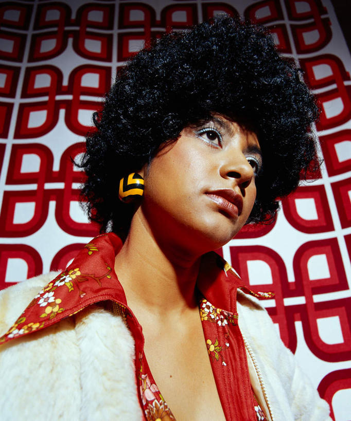 西方人,一个人,站,竖图,室内,白天,仰视,欧洲,非洲,黑人,欧洲人,仅一个年轻女性,仅一个女性,仅一个人,花纹,服装,方格,格子,图案,墙,注视,休闲装,墙壁,墙面,衣服,红色,观察,看,站着,休闲,休闲服,摄影,服饰,影棚,观看,察看,关注,爆炸头,年轻女性,女人,女性,非洲人,站立,半身,彩图,低角度拍摄,影棚拍摄,拍摄