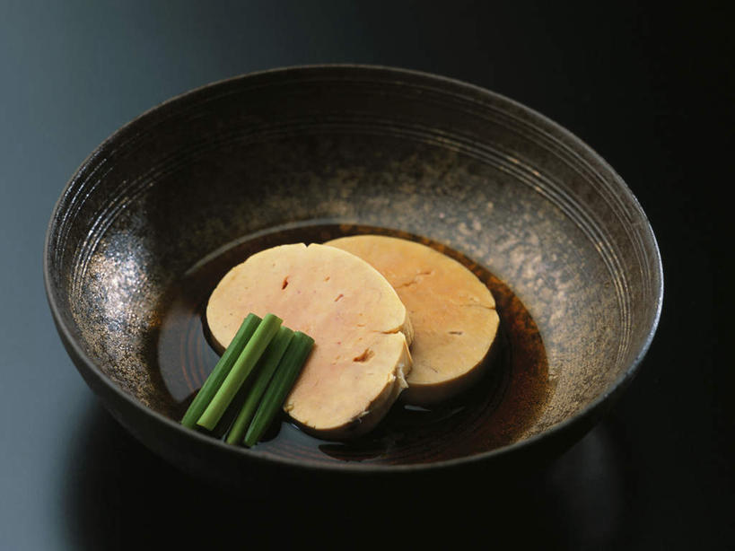 内脏,肝脏,无人,横图,俯视,室内,特写,白天,烹饪,餐具,两块,切开,切片,阴影,灰色背景,装饰,反射,碟子,盘,影子,葱,青葱,日本料理,料理,食品,菜肴,美食,食物,盘子,碟,日式料理,切,日式,摄影,佳肴,影棚,华丽,修饰,点缀,配菜,剖面,切面,衬托,美观,雅致,雅观,鹅肝,肝,彩图,高角度拍摄,影棚拍摄,拍摄