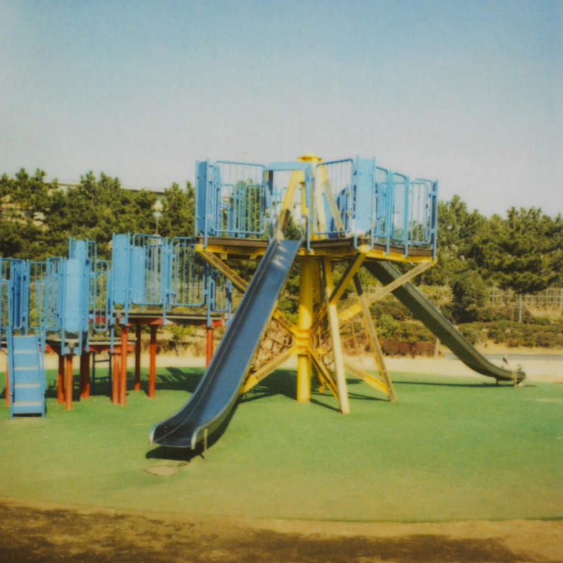 无人,体育馆,运动场,方图,室外,白天,正面,锻炼,度假,游戏,运动,美景,城市风光,城市,玩具,阴影,光线,影子,景观,云,云朵,玩,云彩,娱乐,运动器械,体育场,蓝色,白云,蓝天,天空,阳光,天,享受,休闲,滑滑梯,滑梯,景色,放松,益智,晴朗,活动,发泄,消遣,智力,宣泄,运动馆,体育,晴空,玩耍,嬉戏,彩图,健身