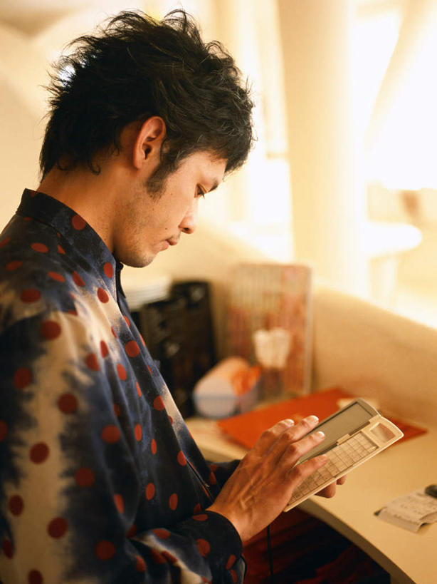 东方人,一个人,服务员,站,竖图,俯视,室内,白天,工作服,制服,计算器,窗户,亚洲,仅一个男性,仅一个人,握,计算,科学,办公用品,拿,拿着,注视,黄种人,玻璃窗,仅一个年轻男性,观察,看,站着,握着,理财,财务,观看,察看,关注,数学,咖啡店,咖啡屋,工作制服,男人,男性,年轻男性,亚洲人,服务生,侍者,站立,半身,彩图,高角度拍摄,工作套服,咖啡馆