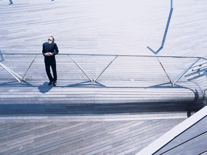 东方人,一个人,商务人士,商务男性,栏杆,站,横图,俯视,室外,白天,衬衫,海浪,海洋,亚洲,仅一个男性,仅一个人,阴影,套装,光线,扶手,影子,浪花,地面,黄种人,护栏,仅一个年轻男性,阳光,海水,站着,下腰,商务装,海景,工薪阶层,男人,男性,年轻男性,亚洲人,白领,上班族,大海,风浪,海,海水的波动,近岸浪,涌浪,站立,彩图,高角度拍摄,全身,衬衣