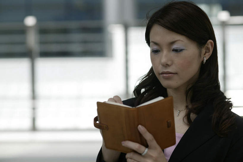 东方人,一个人,商务人士,商务女性,栏杆,站,横图,室内,特写,白天,正面,亚洲,仅一个年轻女性,仅一个女性,仅一个人,握,写字,阴影,套装,朦胧,模糊,光线,笔,影子,围栏,办公用品,记事本,拿,拿着,注视,黄种人,护栏,文具,阳光,本子,笔记本,学习用品,观察,看,站着,握着,观看,文具用品,察看,书写,关注,商务装,工薪阶层,年轻女性,女人,女性,亚洲人,长发,卷发,白领,上班族,站立,半身,彩图