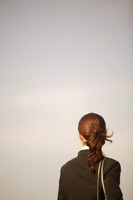 东方人,一个人,商务人士,商务女性,站,竖图,室外,白天,亚洲,仅一个年轻女性,仅一个女性,仅一个人,阴影,套装,光线,包,皮包,影子,黄种人,背面,天空,阳光,天,站着,辫子,单肩包,马尾辫,商务装,工薪阶层,年轻女性,女人,女性,亚洲人,白领,上班族,站立,半身,彩图