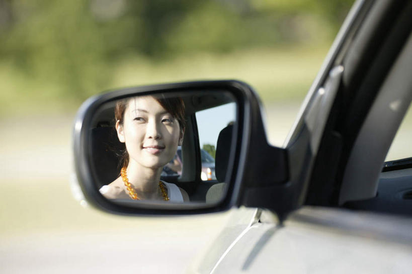 东方人,一个人,无人,坐,笑,微笑,露齿笑,横图,室外,白天,正面,草地,草坪,植物,镜子,汽车,项链,亚洲,仅一个年轻女性,仅一个女性,仅一个人,朦胧,模糊,注视,黄种人,车,装饰品,草,树,树木,黄色,绿色,自然,饰品,首饰,交通工具,轿车,观察,看,后视镜,生长,成长,观看,镜像,察看,镜面,关注,载具,驾驶座,年轻女性,女人,女性,亚洲人,坐着,半身,彩图