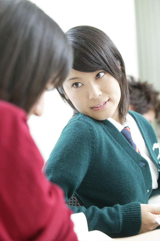 东方人,两个人,伙伴,朋友,坐,笑,说,微笑,露齿笑,竖图,室内,白天,正面,制服,讨论,友谊,亚洲,服装,朦胧,模糊,扭头,注视,黄种人,红色,绿色,观察,看,转头,教室,同学,校服,观看,察看,课堂,校友,关注,学生服,同窗,学友,交流,友情,年轻女性,女人,女性,亚洲人,长发,沟通,讲话,交谈,商讨,说话,谈话,坐着,半身,彩图,日本校服