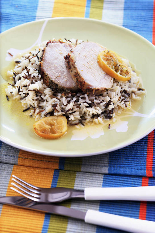 无人,竖图,俯视,室内,特写,白天,餐桌,桌子,餐具,阴影,反射,布料,叉子,刀叉,刀子,碟子,盘,影子,谷类,谷物,肉,米,布纹,猪肉,大米,肉类,桌布,三个,盘子,餐巾,碟,台布,果酱,摄影,影棚,餐台,餐刀,肉食,餐叉,豚肉,果子酱,进餐用具,餐桌布,彩图,高角度拍摄,影棚拍摄,拍摄,柠檬酱