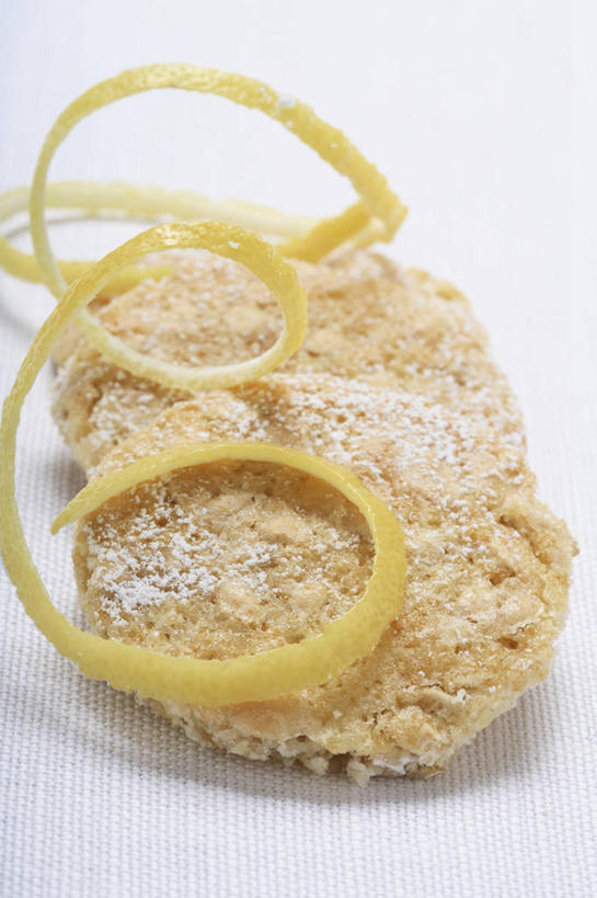 点心,无人,竖图,俯视,室内,特写,白天,餐桌,桌子,阴影,反射,粉末,影子,调料,食品,糖,果皮,调味品,燕麦,调味料,食物,黄色,饼干,零食,粉,摄影,影棚,餐台,柠檬皮,糖粉,玉麦,粉状,粉剂,铃铛麦,裸燕麦,雀麦,野麦,莜麦,彩图,高角度拍摄,影棚拍摄,拍摄,糖类,燕麦饼