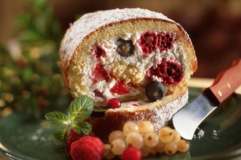 点心,无人,横图,俯视,室内,特写,白天,下午茶,餐桌,桌子,浆果,餐具,水果,叶子,切开,阴影,朦胧,模糊,新鲜,装饰,反射,碟子,工具,盘,影子,生食,食品,果实,绿叶,刀具,食物,糕点,两个,盘子,碟,刀,切,嫩叶,摄影,有机食品,绿色食品,影棚,餐台,华丽,修饰,点缀,配菜,餐刀,剖面,山莓,树莓,三月泡,四月泡,山抛子,刺葫芦,悬钩子,馒头菠,高脚菠,龙船泡,泡儿刺,切面,海绵蛋糕,衬托,美观,雅致,雅观,穗醋栗,叶,叶片,醋栗,彩图,高角度拍摄,影棚拍摄,拍摄,蛋糕