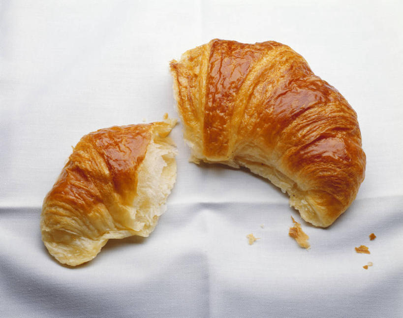 点心,面包,无人,横图,俯视,室内,特写,白天,餐桌,桌子,阴影,反射,影子,食品,面点,羊角面包,食物,糕点,两个,牛角面包,摄影,影棚,餐台,彩图,高角度拍摄,影棚拍摄,拍摄