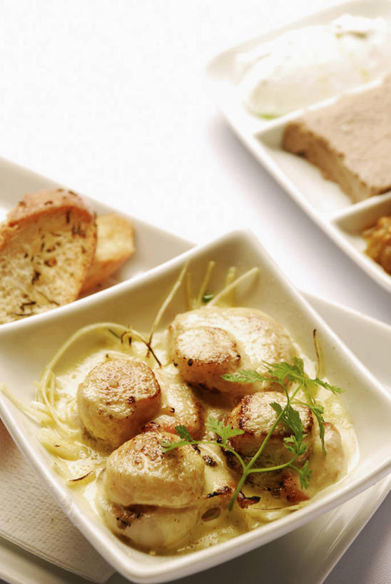 点心,面包,无人,竖图,俯视,室内,特写,白天,白色背景,烹饪,西餐,餐桌,桌子,餐具,许多,阴影,反射,碟子,盘,影子,干贝,料理,食品,面点,菜肴,美食,食物,糕点,白色,盘子,碟,西式,摄影,佳肴,影棚,餐台,干瑶柱,江珧柱,江瑶柱,马甲柱,蜜丁,瑶柱,玉珧柱,彩图,高角度拍摄,影棚拍摄,拍摄