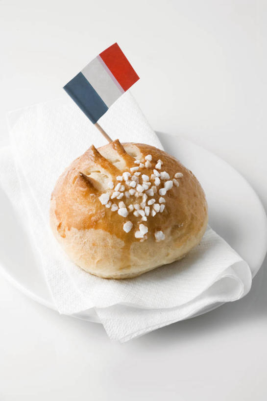 点心,面包,无人,竖图,俯视,室内,特写,白天,白色背景,餐桌,桌子,餐具,旗帜,国旗,阴影,反射,碟子,盘,影子,食品,面点,食物,糕点,一个,盘子,餐巾,碟,摄影,影棚,单个,餐台,法国国旗,保洁方巾,口布,旗,彩图,高角度拍摄,影棚拍摄,拍摄,三色旗,松软,酥软,丹麦面包,起酥起层面包