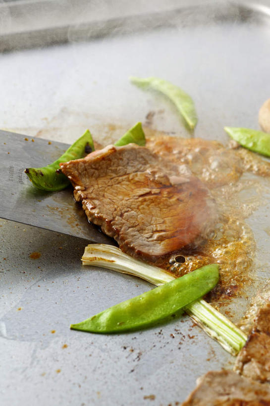 无人,竖图,俯视,室内,特写,白天,烹饪,厨具,叶子,金属制品,阴影,朦胧,模糊,反射,金属,锅子,影子,肉,日本料理,牛排,牛肉,料理,食品,绿叶,锅铲,锅,铁板烧,菜肴,美食,肉类,食物,日式料理,日式,嫩叶,摄影,佳肴,影棚,锅具,肉食,烧肉,烹饪用具,日式铁板烧,叶,叶片,烹调用具,烹调,彩图,高角度拍摄,影棚拍摄,拍摄