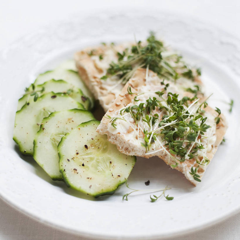 点心,无人,方图,俯视,室内,特写,白天,白色背景,餐桌,桌子,黄瓜,芹菜,蔬菜,餐具,许多,阴影,新鲜,反射,碟子,盘,影子,食品,食物,一个,白色,盘子,碟,饼干,零食,摄影,有机食品,绿色食品,影棚,单个,餐台,横截面,剖面,根芹菜,根洋芹,球根塘蒿,截面,截面图形,药芹,水芹,青瓜,胡瓜,旱芹,彩图,高角度拍摄,影棚拍摄,拍摄,黑麦薄脆饼