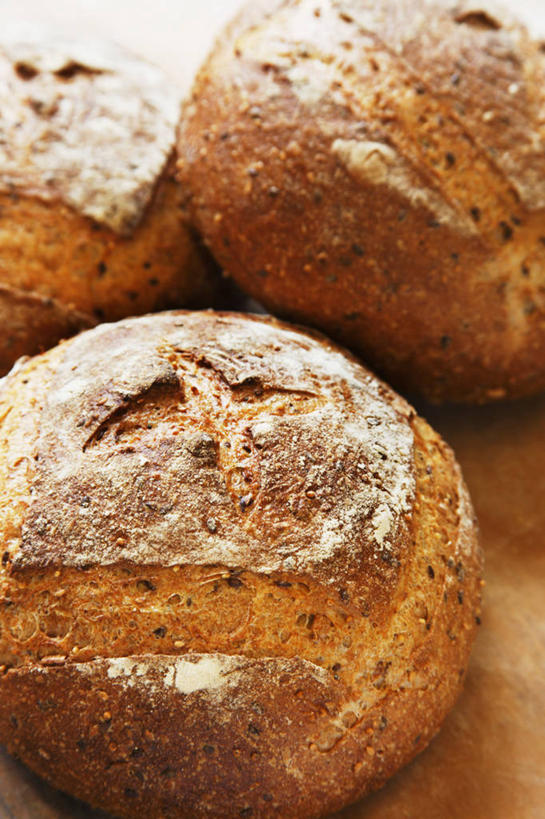 点心,面包,无人,竖图,俯视,室内,特写,白天,餐桌,桌子,阴影,反射,影子,食品,面点,食物,糕点,三个,黑面包,摄影,影棚,餐台,全麦面包,麸皮面包,彩图,高角度拍摄,影棚拍摄,拍摄