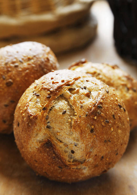 点心,面包,无人,竖图,俯视,室内,特写,白天,餐桌,桌子,阴影,朦胧,模糊,反射,木制,影子,食品,面点,食物,糕点,三个,木制品,黑面包,摄影,影棚,餐台,罂粟籽,全麦面包,麸皮面包,罂子粟,阿芙蓉,彩图,高角度拍摄,影棚拍摄,拍摄,米囊,御米